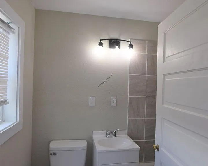 441 Clarence St — Photo 6