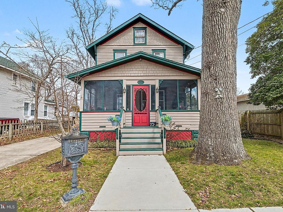 1st image of 323 Roosevelt Ave