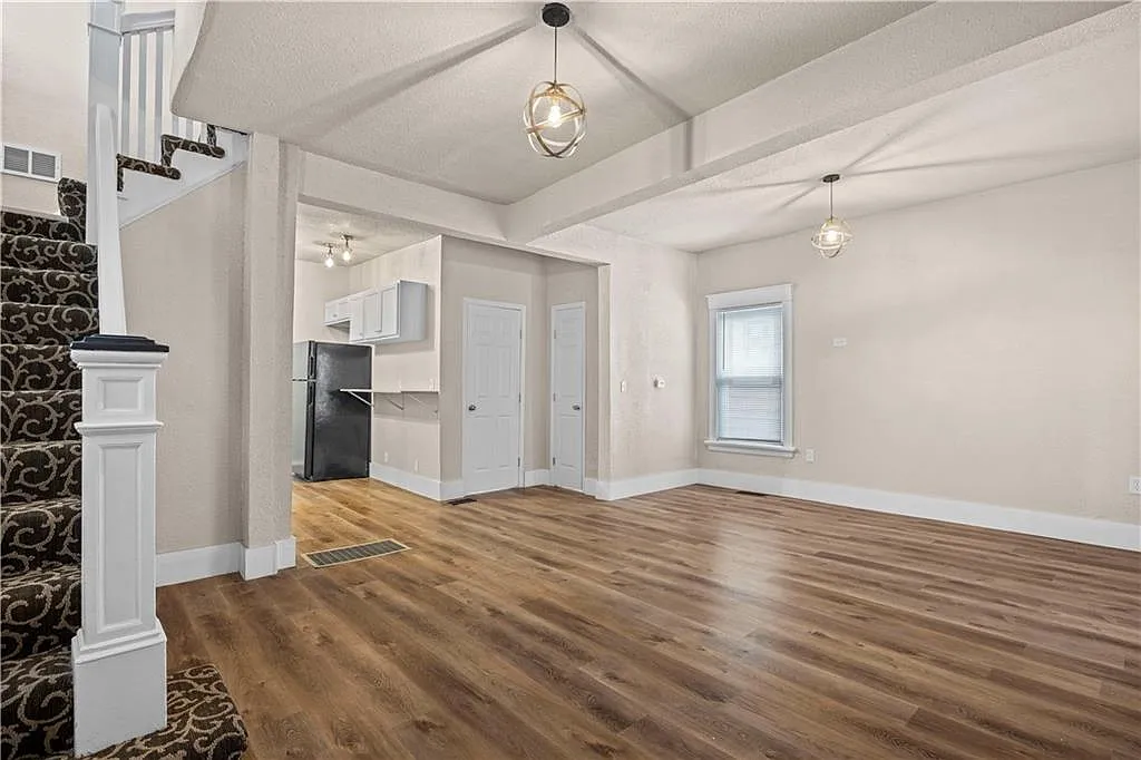 Darling 3 Bed 1.5 Bath Bungalow For Rent - Section 8, Hud-Vash Welcome — Photo 2