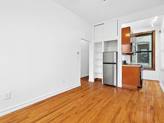 3rd image of 326 E 11th St APT 15