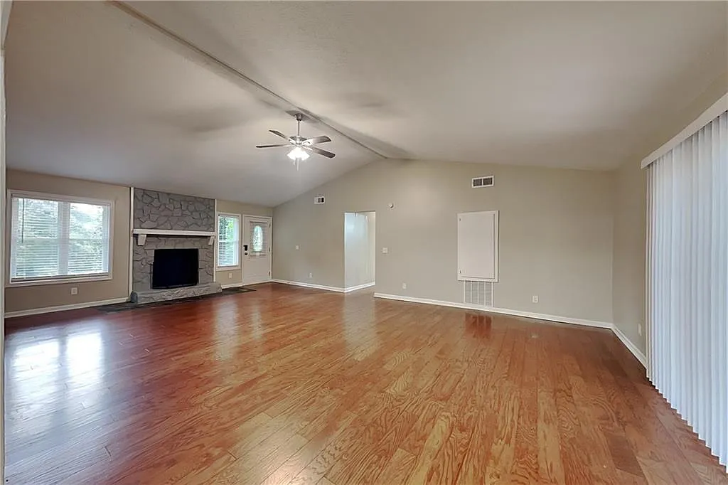 3 bed, 2.0 bath, 1464 sqft, $2,075 — Photo 2