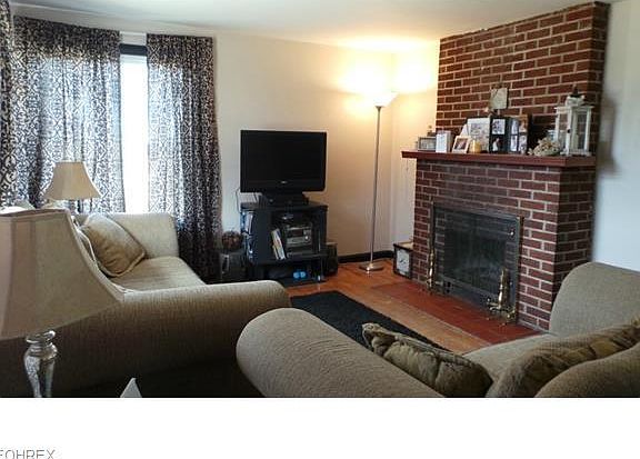 3rd image of 466 E Vermont Ave