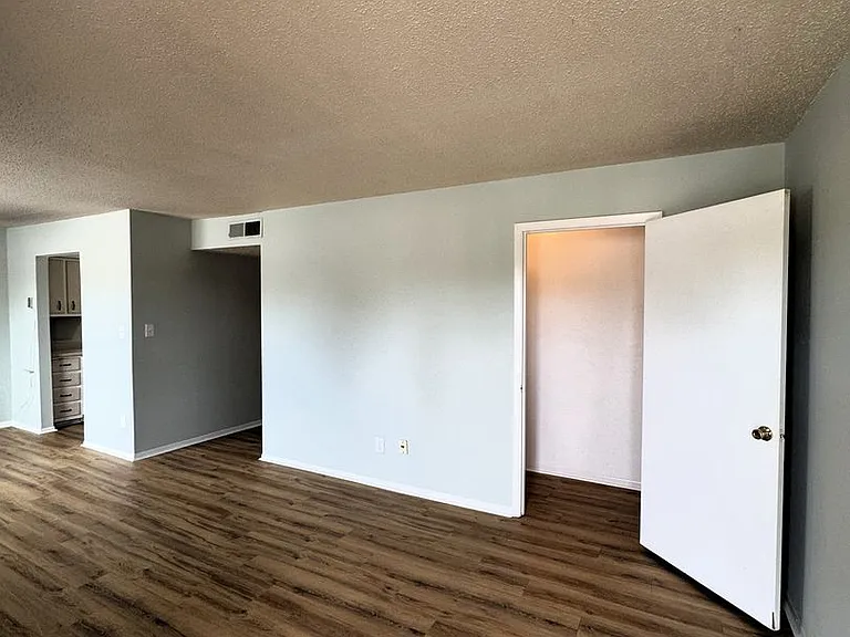 2226 Jonathan Dr NW #C — Photo 2