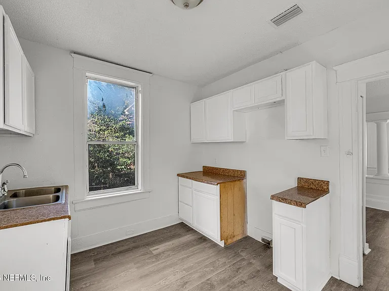 522 W 21st St — Photo 14