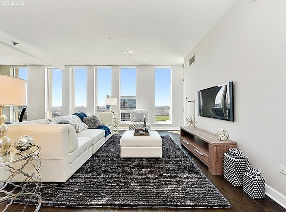 3rd image of 1400 S Michigan Ave APT 2111