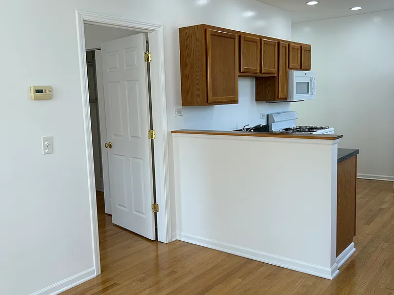 1731 W 17th St #8 — Photo 15