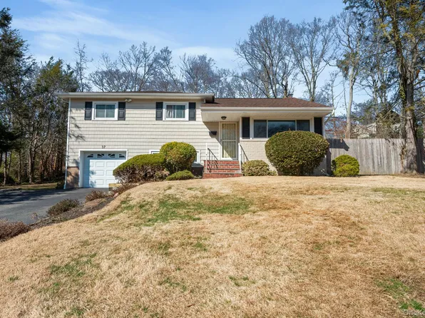 37 Grist Mill Lane, Halesite, NY 11743