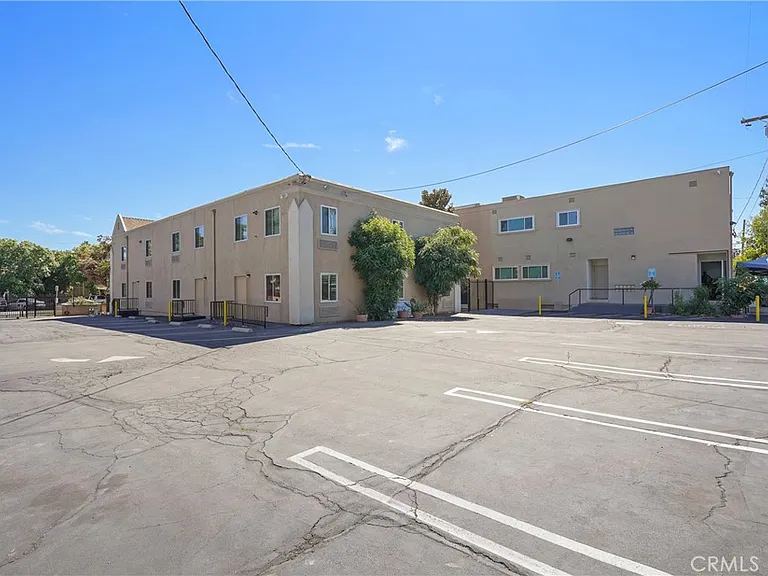 14335 Hamlin St — Photo 42