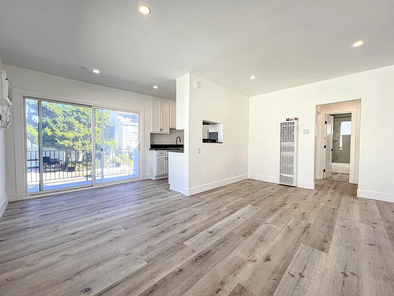 1613 Barry Ave #5 — Photo 1