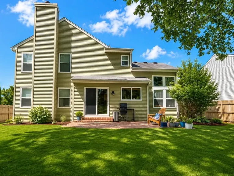 1205 Warwick Ct — Photo 2