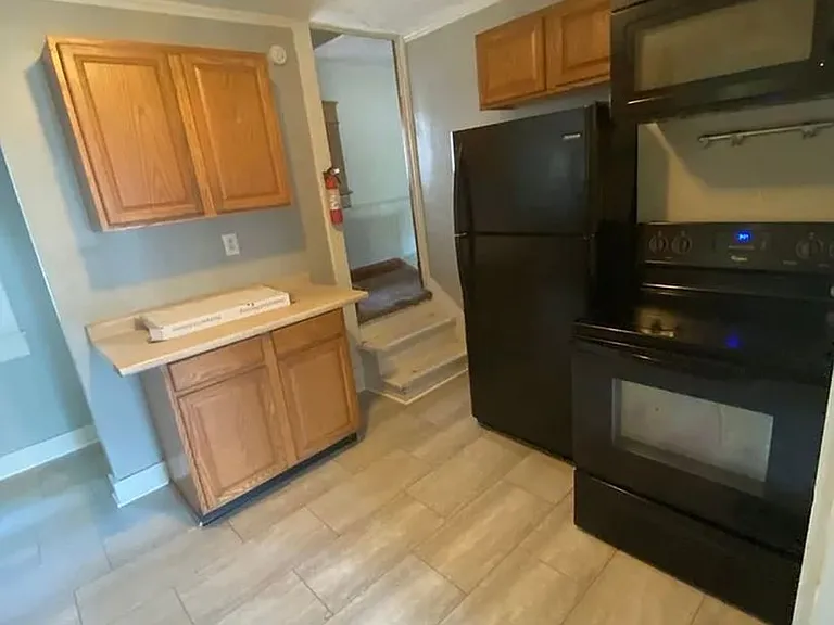 601 E University St — Photo 11
