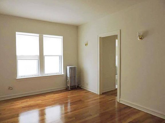 3rd image of 5900 N Kenmore Ave