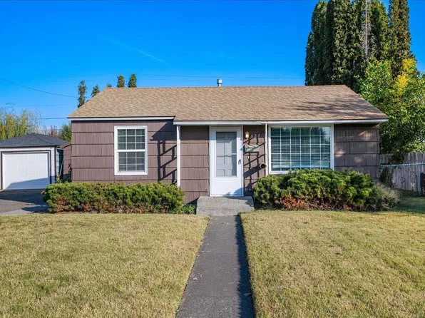 627 E 2nd St, Grandview, WA 98930