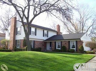 908 Portsmouth Rd, Troy, MI 48084