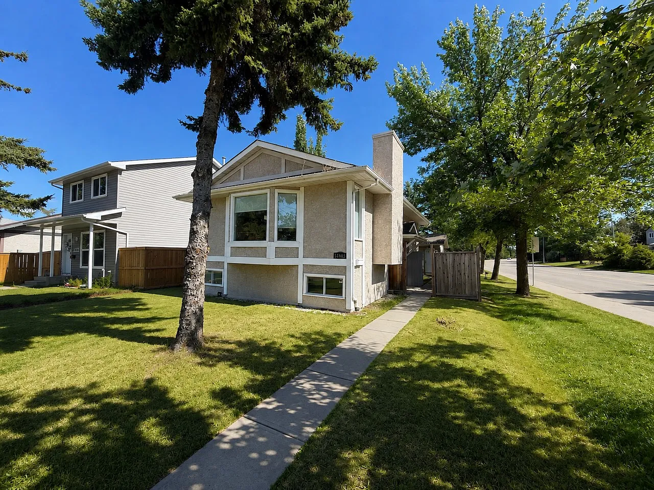 4 Bed 2 Bath Double Garage NE Fraser Edmonton — Photo 2