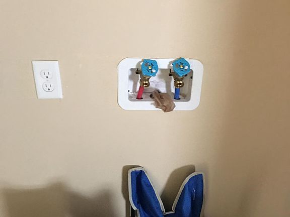 Washer/Dryer hookups