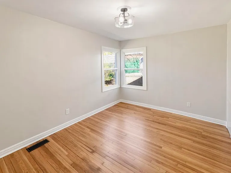 1033 N Pine St — Photo 24