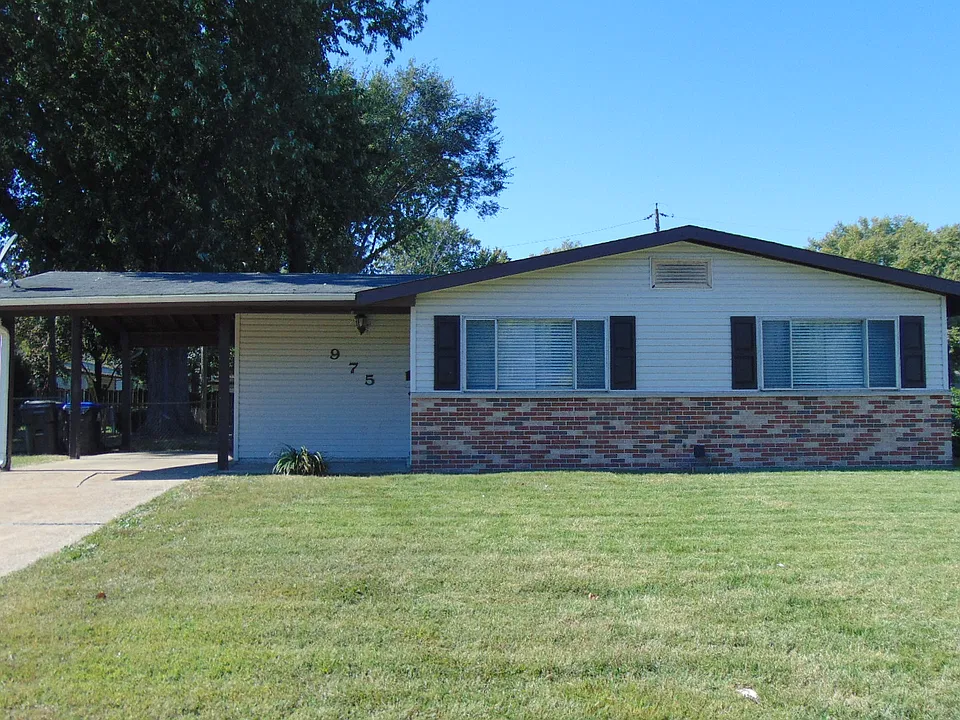 975 Canisius Ln
