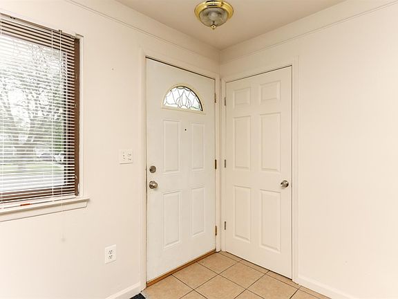 5th image of 1042 Nash Ave