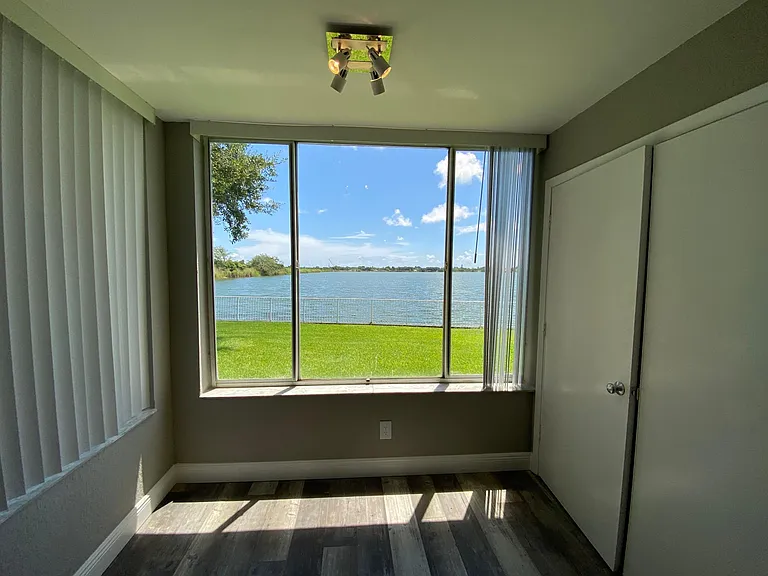 2831 N Oakland Forest Dr — Photo 3