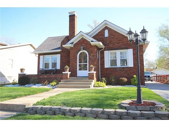 921 McKinley Blvd photo 1
