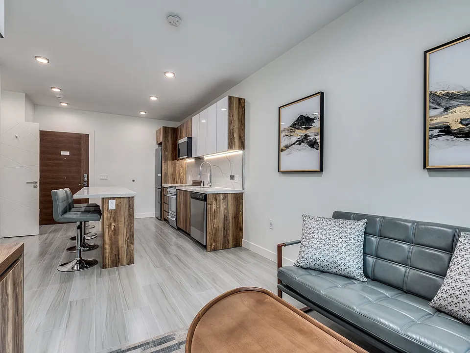 1168 Pendrell St #202