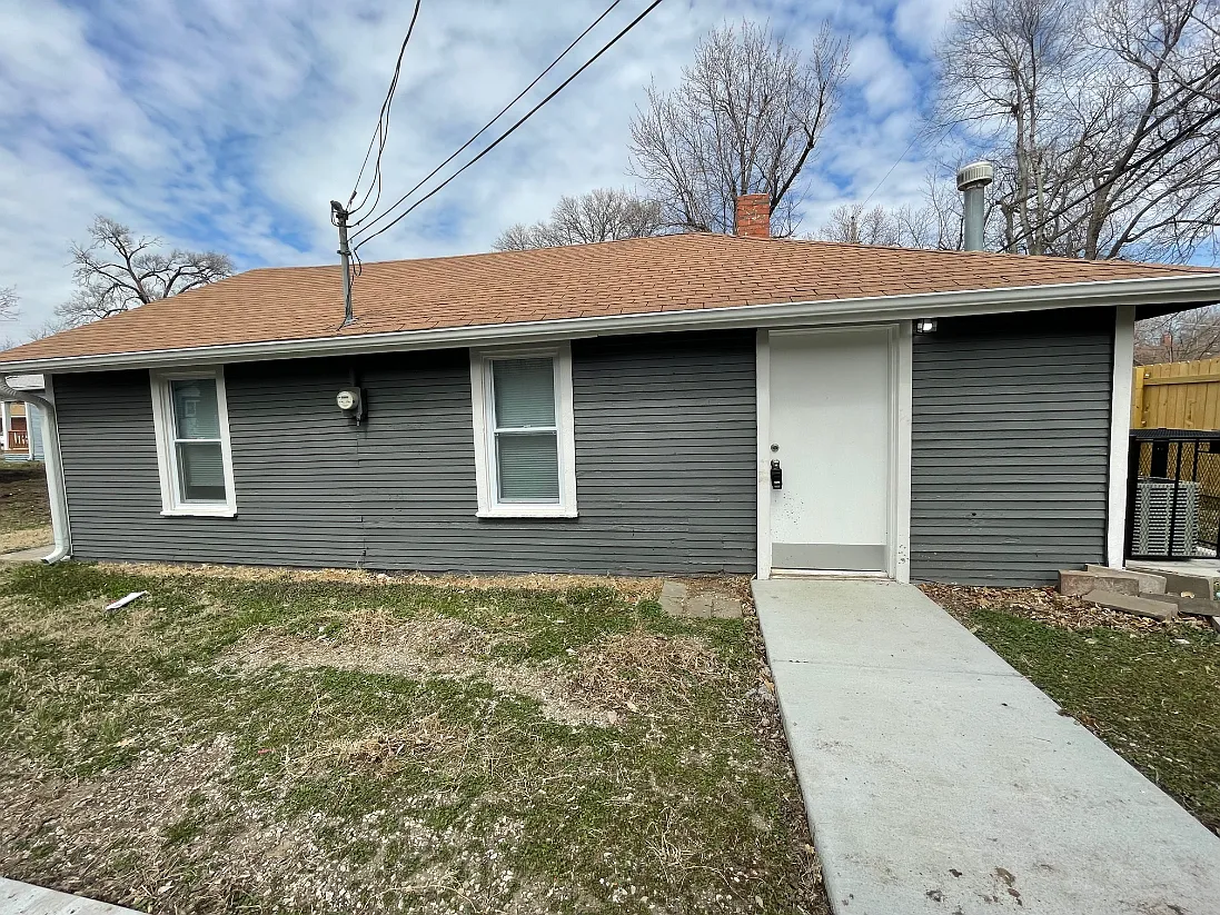 2 bed, 1.0 bath, 856 sqft, $750 — Photo 2