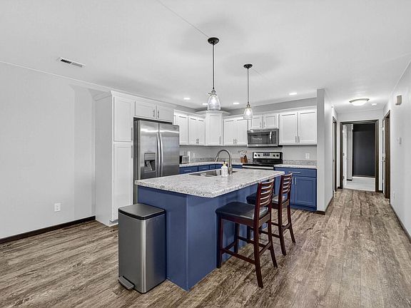 4th image of 300 E Franklin St #203