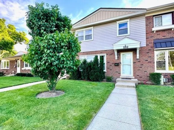 262 Station Dr, Wood Dale, IL 60191