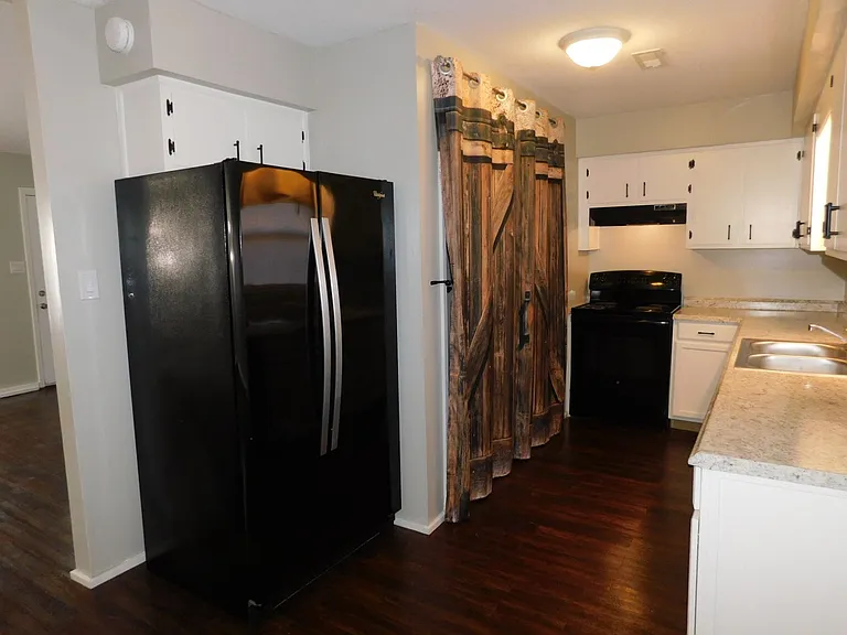 605 Hayden Ct — Photo 10