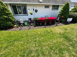 90 Sunrise Ln, Levittown, NY 11756