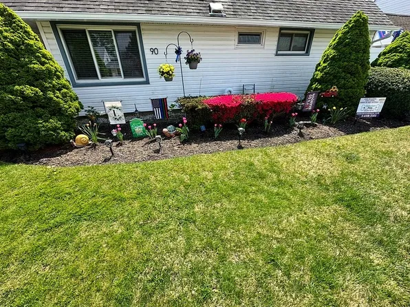 90 Sunrise Ln, Levittown, NY 11756