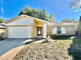 2202 Meadowglen Dr, Garland, TX 75044