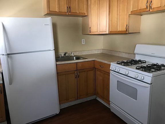 3rd image of 828 Belleville St
