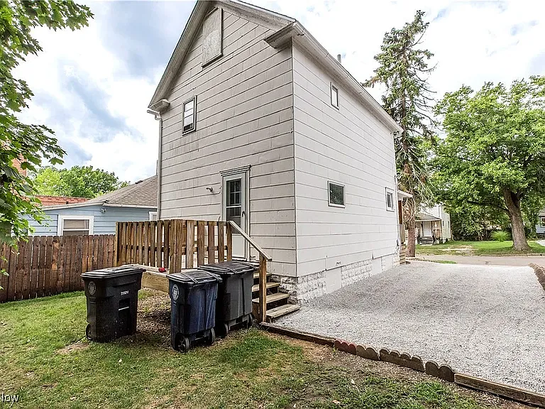 917 Clay St — Photo 2
