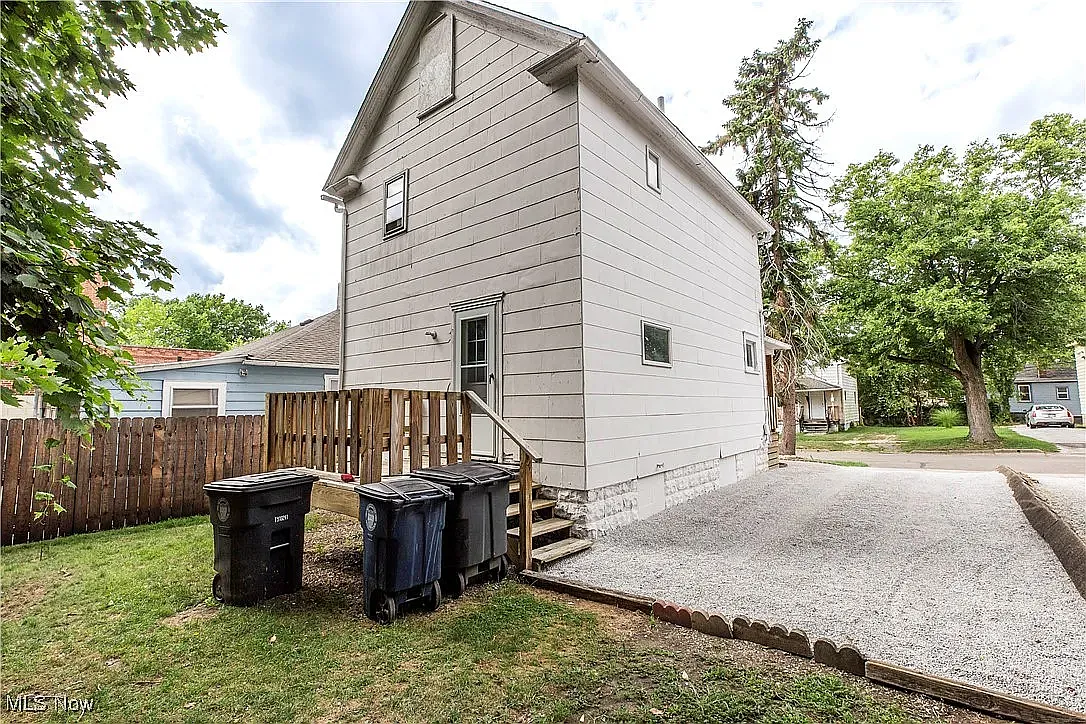 Building Photo - 917 Clay St