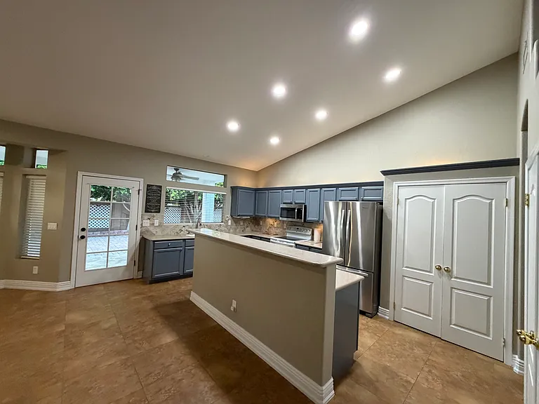 1850 W Desert Ln — Photo 6