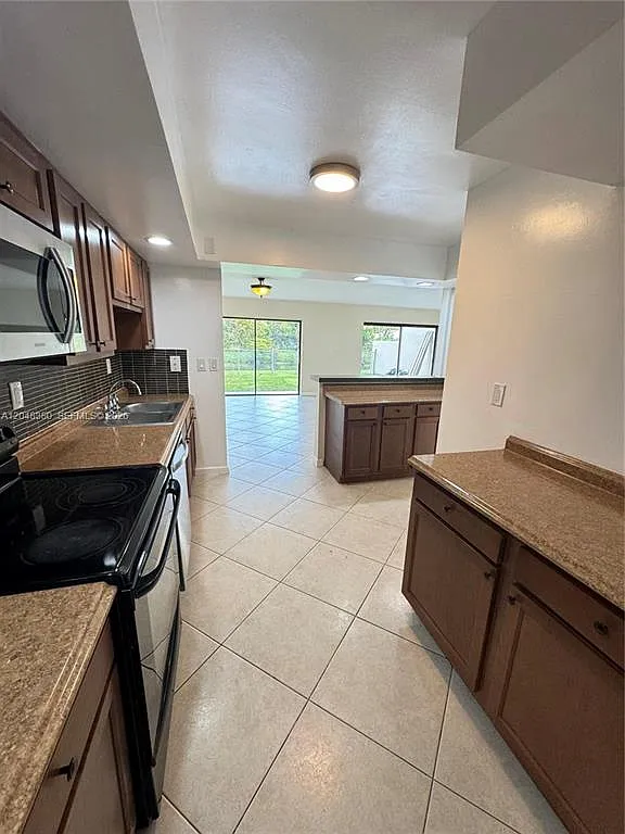 3 bed, 2.5 bath, 1570 sqft, $3,000 — Photo 4