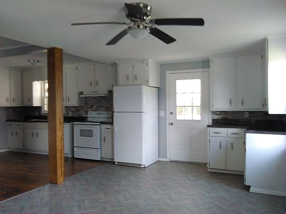 large,kitchen/dining area