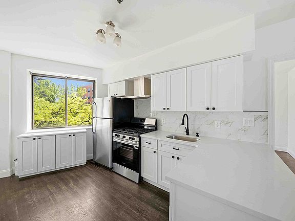 3rd image of 188 Woodpoint Rd APT 3A