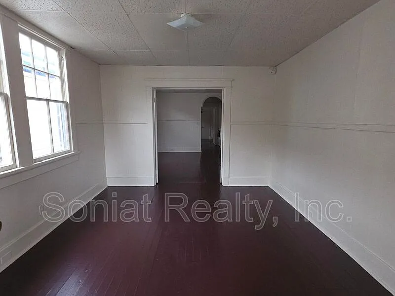 2 bed, 1.0 bath, 860 sqft, $995 — Photo 2