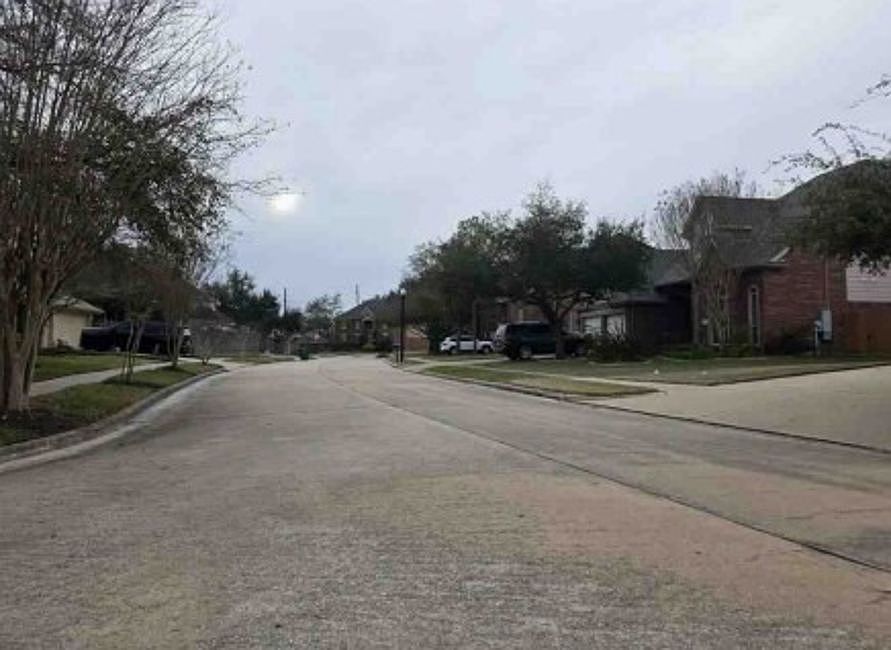 Exterior Neighborhood (street photo)