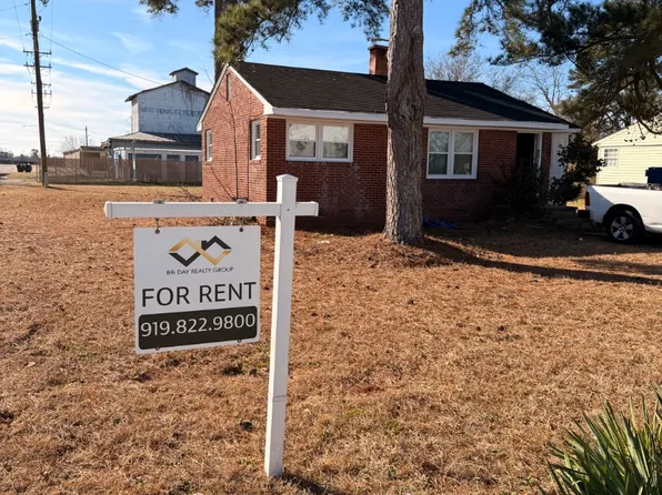 910 E Divine St, Dunn, NC 28334