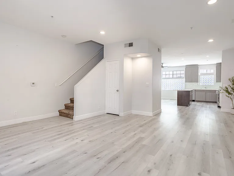 18347 Saticoy St #28 — Photo 14