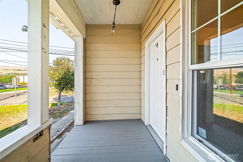 4th image of 415 Palouse Street