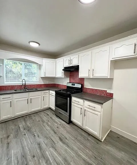 527 E 3rd St #20 — Photo 1