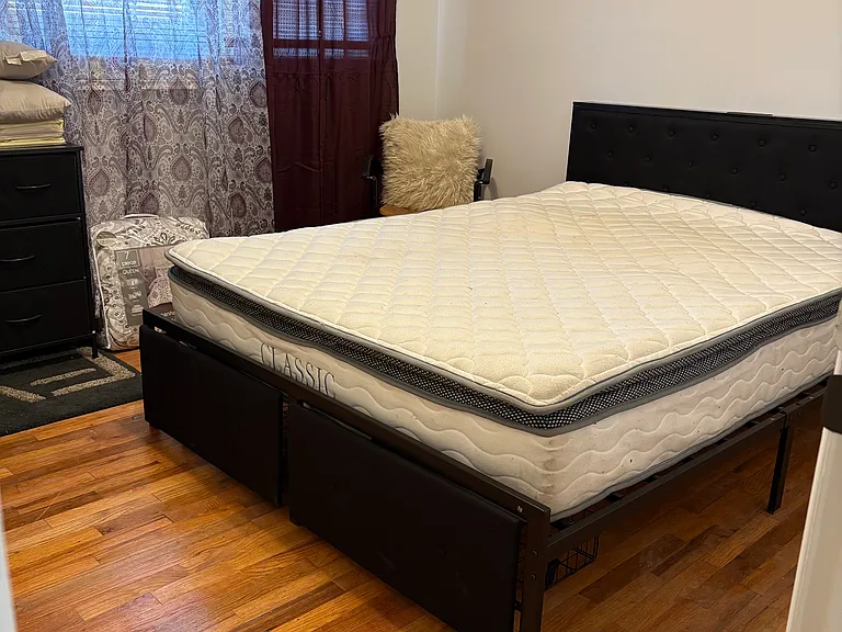 $900 bedroom , charger station in headboard.