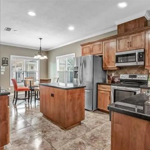 4 bed, 4.5 bath, 2037 sqft, $4,120 — Photo 4