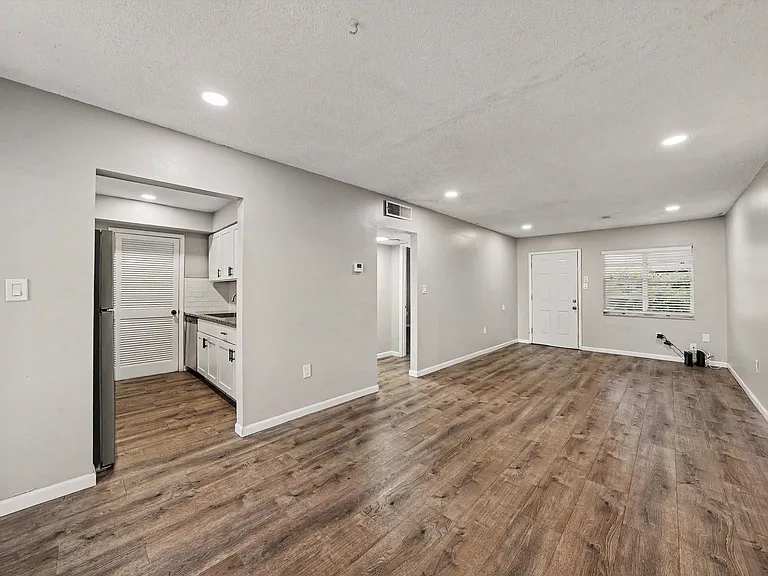 9208 N Connechusett Rd #D — Photo 12