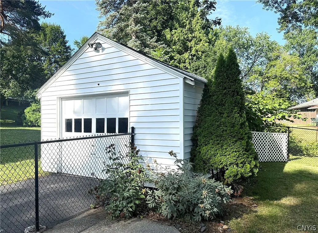 4 bed, 2.0 bath, 1386 sqft, $2,500 — Photo 3
